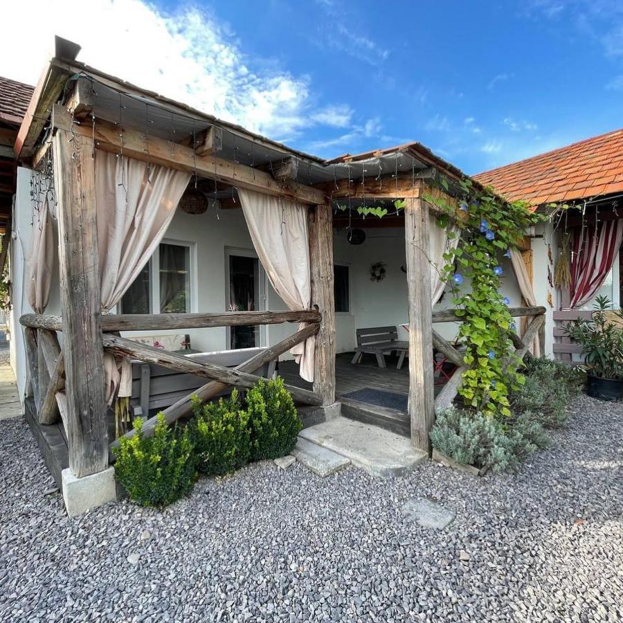 Villa Lukash Yanoshi ภายนอก รูปภาพ